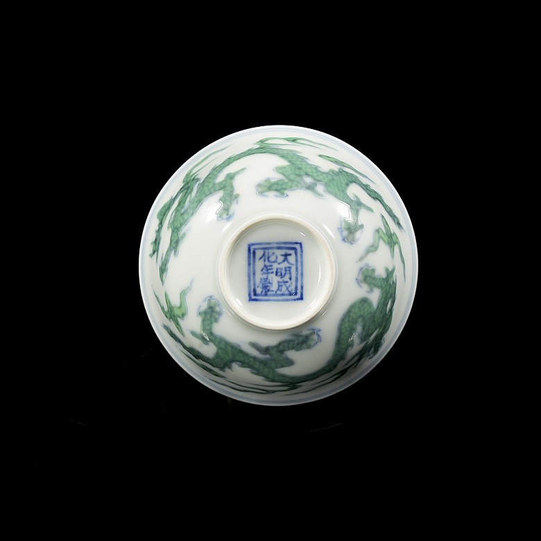 Glazed and enamelled porcelain ‘Dragon’ bowl, Qing dynasty