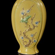 Three-colour glazed porcelain vase ‘Bird and branch’, Qing dynasty