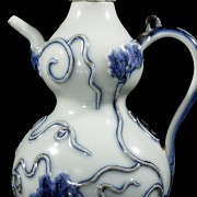 Blue-and-white porcelain ‘Hulu’ teapot, Ming dynasty