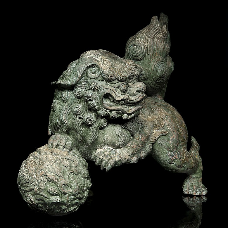 Figura de un león en bronce, China, S.XX