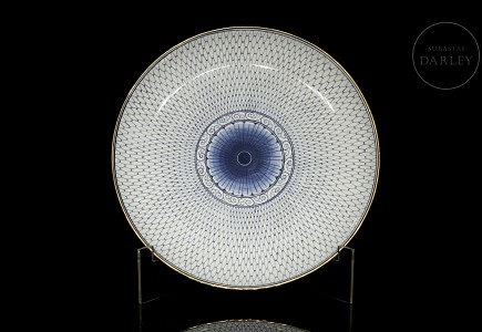 Plato de porcelana esmaltada azul y blanco, s.XX