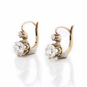 Pendientes dormilona en oro amarillo 18k con diamantes.