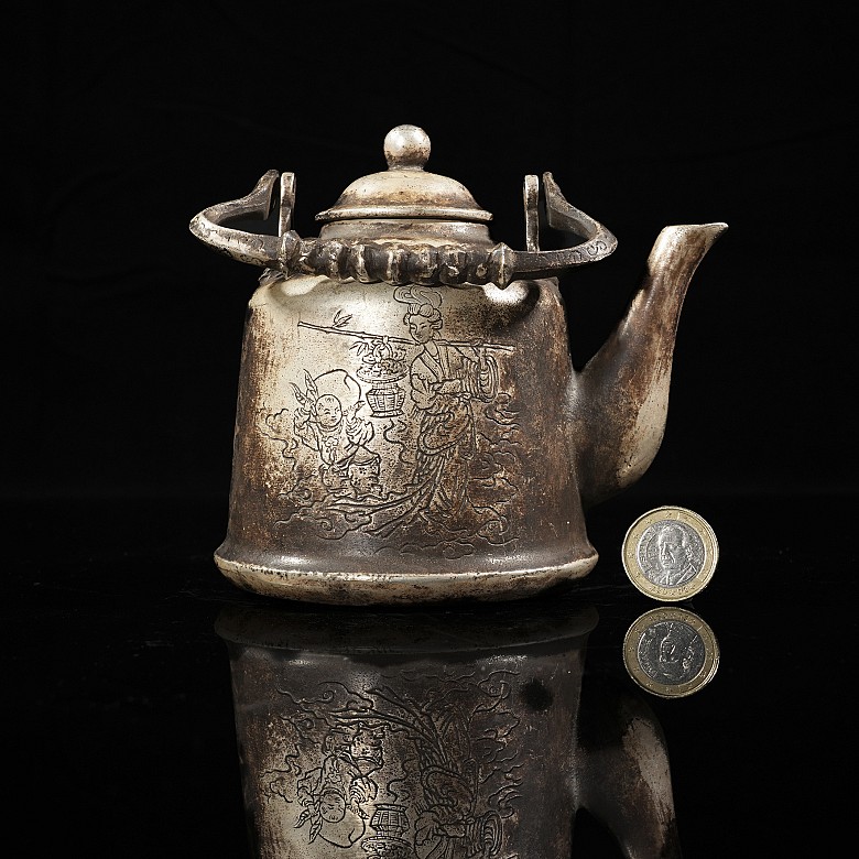 Small silver teapot ‘Lady and Child’, Qing dynasty