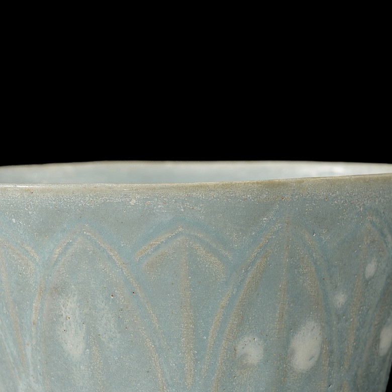 Glazed ceramic ‘Lotus petals’ mug, 19th century