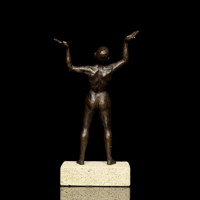 Sculpture ‘Female figure gazing at the sky’, 20th century