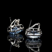 Earrings in 18kt white gold with topaz and diamonds