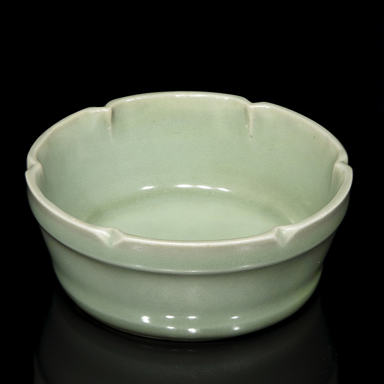 Celadon-glazed Longquan ceramic bowl, Song dynasty or later