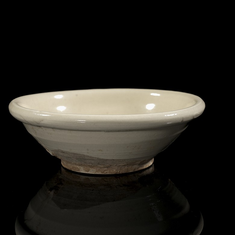 White-glazed ceramic bowl, Tang Dynasty