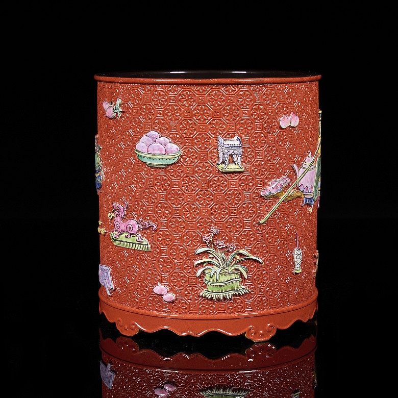 Glazed porcelain brush pot “Eight treasures”, Qing dynasty with Qianlong seal