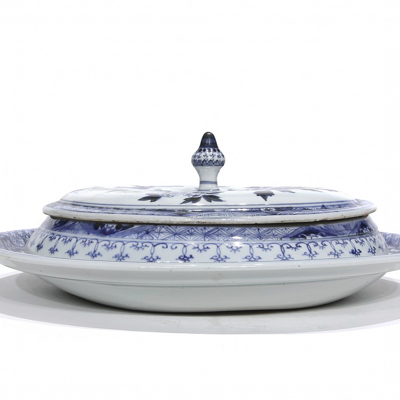 Chinese dish with lid, 20th century