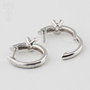 Pair of earrings in 18k white gold and diamonds