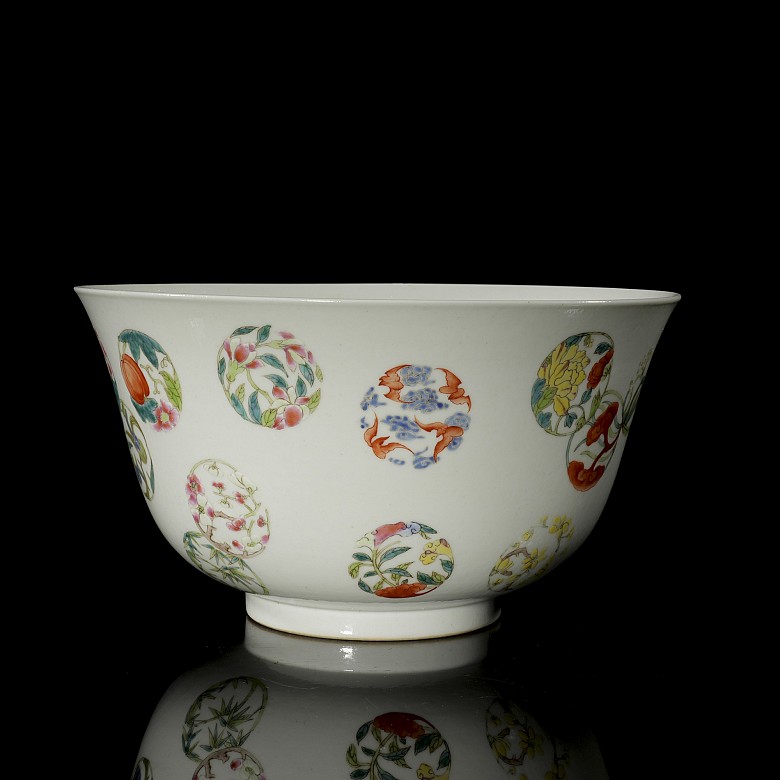 Polychrome porcelain bowl ‘Scenes’, Qing dynasty