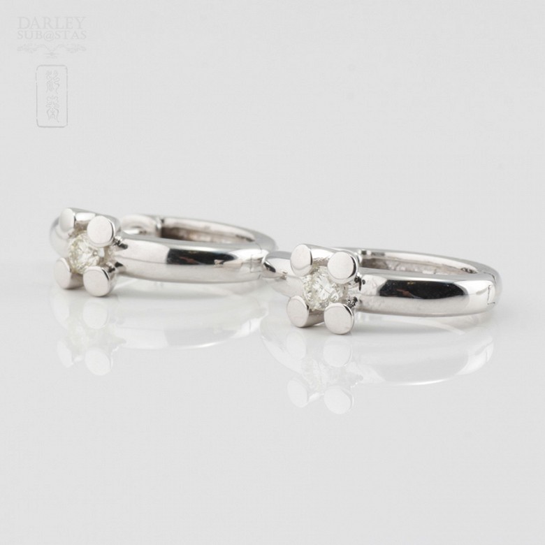 Pair of earrings in 18k white gold and diamonds