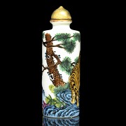 Enameled porcelain snuff bottle, with Yongzheng mark