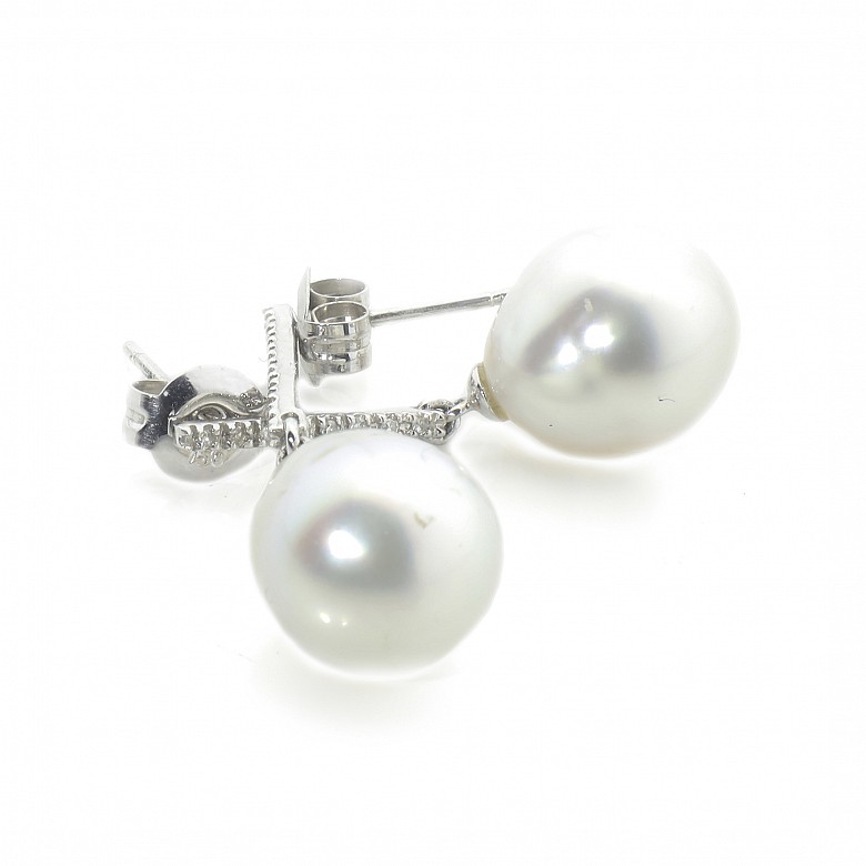 Earrings in 18k white gold, Australian pearls and diamonds