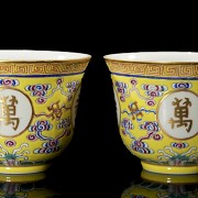 Pair of porcelain cups with yellow background, with Guangxu seal