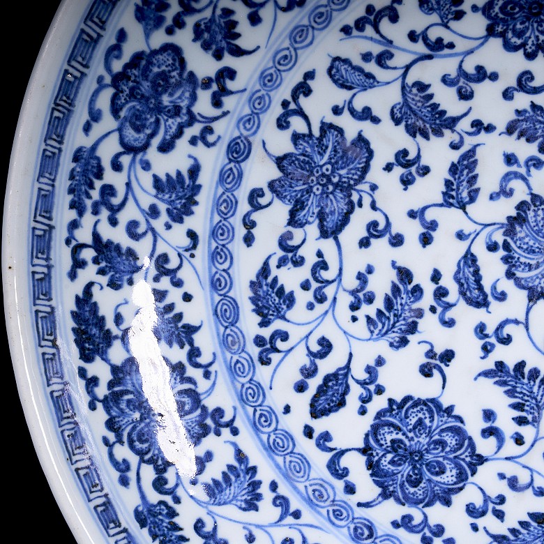 Large blue-and-white glazed ware ‘Flowers’ dish, Qing dynasty