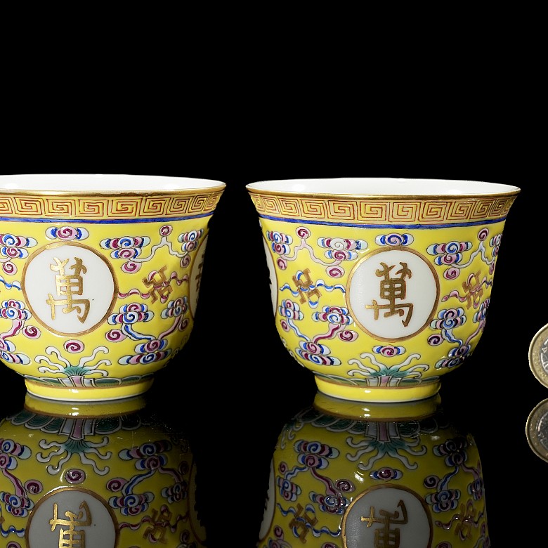 Pair of porcelain cups with yellow background, with Guangxu seal