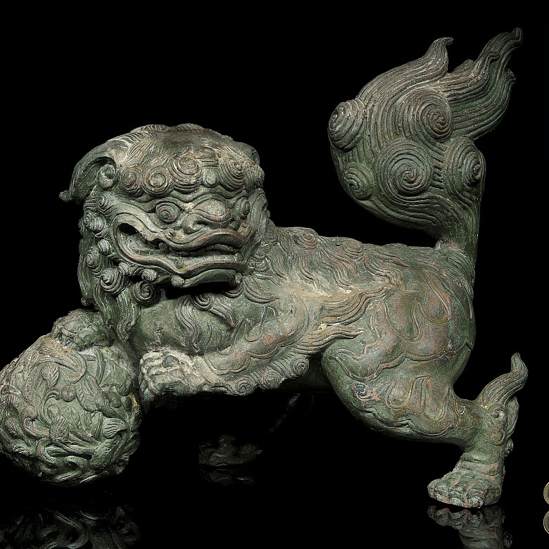 Figure of a lion in bronze, China, 20th century