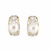 Pearl earrings in 18k yellow gold and diamonds.