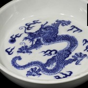 Plato de porcelana con dragón, con marca Kangxi