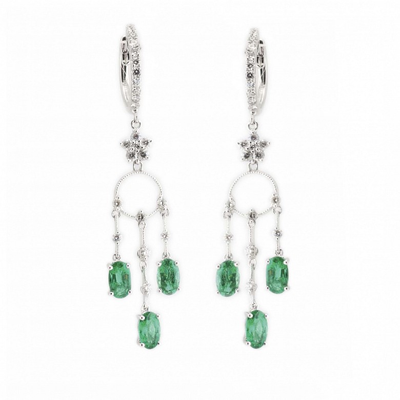 Earrings in 18k white gold, emeralds and diamonds