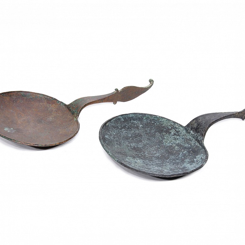 Lot of Indonesian bronze spoons.