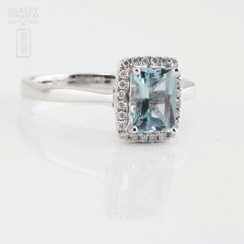 18k white gold ring with diamonds and aquamarine