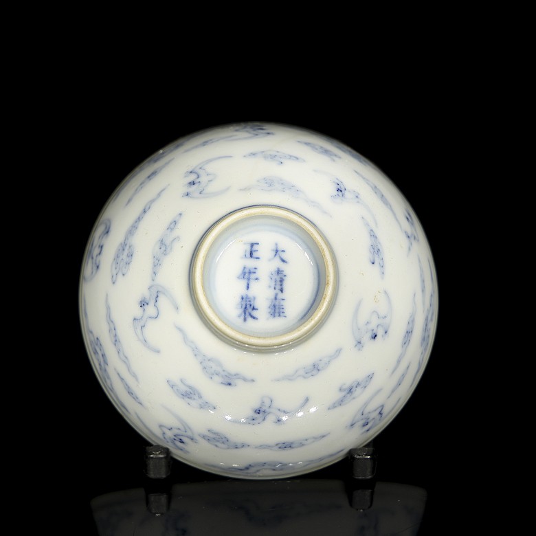 Small porcelain cup ‘Bats’, with Yongzheng mark