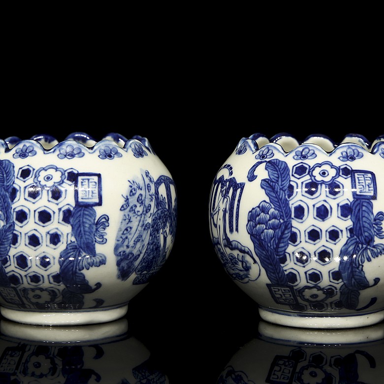 Pair of porcelain vessels “Palace scenes”, 20th century