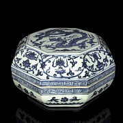 Blue and white porcelain octagonal box, 20th century