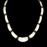 Yellow gold necklace with mother-of-pearl