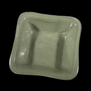 Recipiente de cerámica vidriada celadón, dinastía Qing