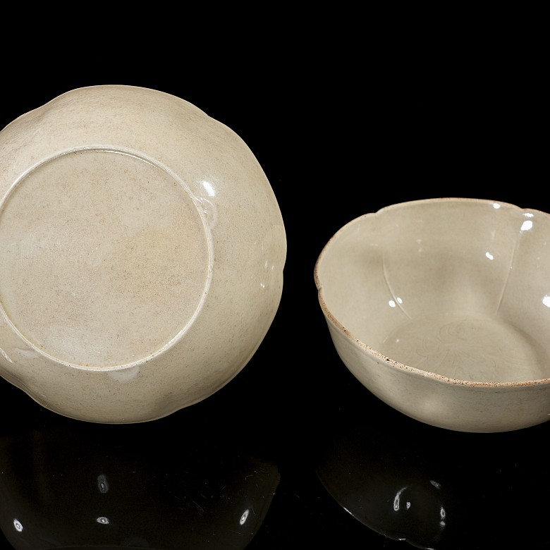 Pair of ‘Dingyao’ porcelain bowls, Song dynasty