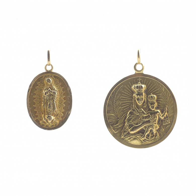 Two 18k yellow gold medals