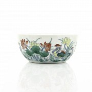 An small enameled lotus bowl, Qianlong seal mark.