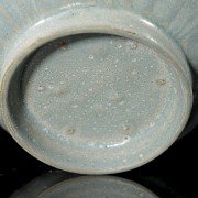 Glazed ceramic ‘Lotus petals’ mug, 19th century