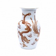 Chinese porcelain vase, 20th century