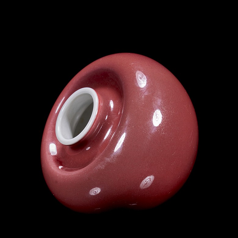 Red enamelled porcelain vessel, with Kangxi mark