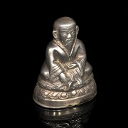 Pequeña figura budista de plata, dinastía Qing