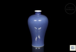 Small “Meiping” vase with blue glaze, Qing dynasty, with Qianlong seal