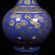 Glazed porcelain vase with blue background, Qing dynasty, with Guangxu seal