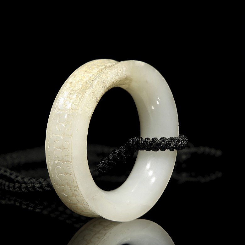 Jade carved hoop, Eastern Zhou dynasty