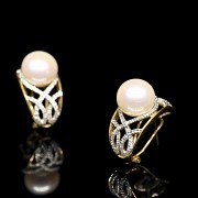 Yellow gold earrings with diamonds and pearls