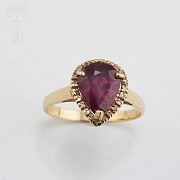 Ring with ruby ​​and diamonds in 18k yellow gold.