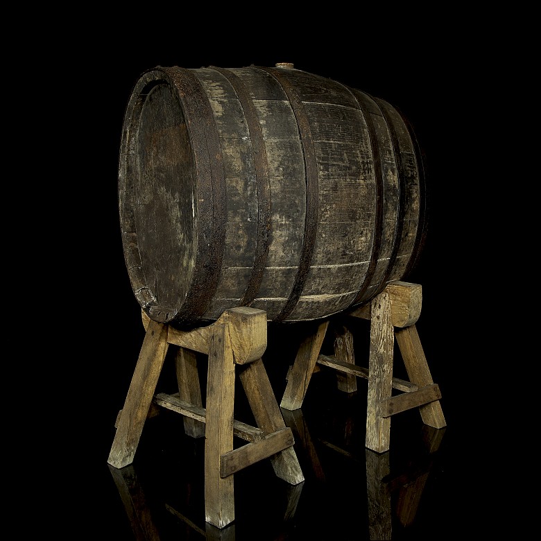 Oval barrel with stand