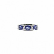 18k white gold ring with sapphires and diamonds