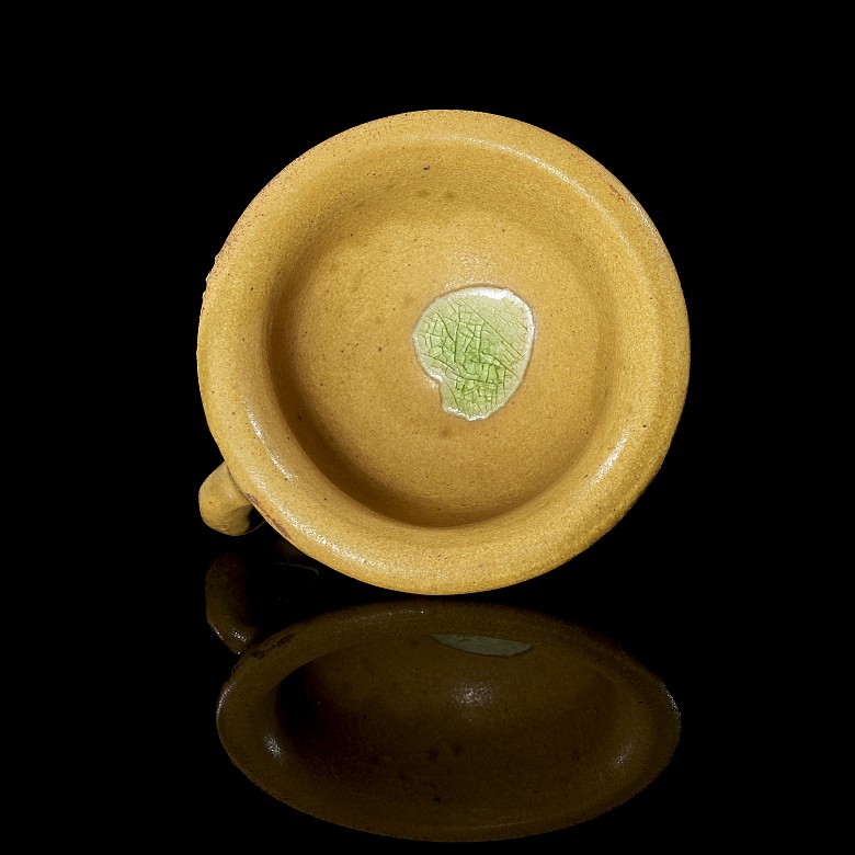 Yellow-glazed ceramic cup, Jin style