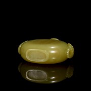 Yellow jade snuff bottle ‘Scene and poem’, Qing dynasty