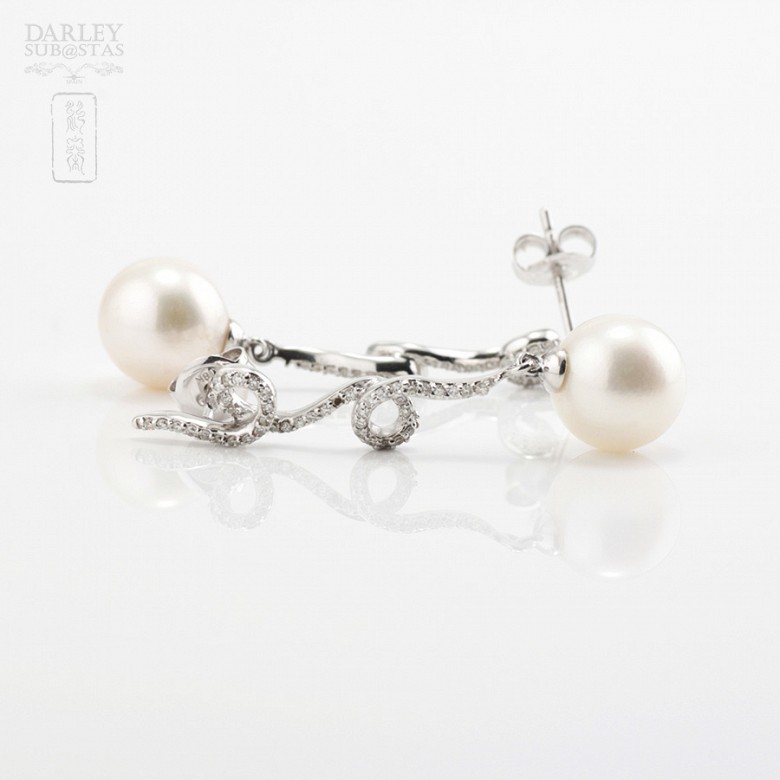 Earrings in 18k white gold with white pearls and diamonds.